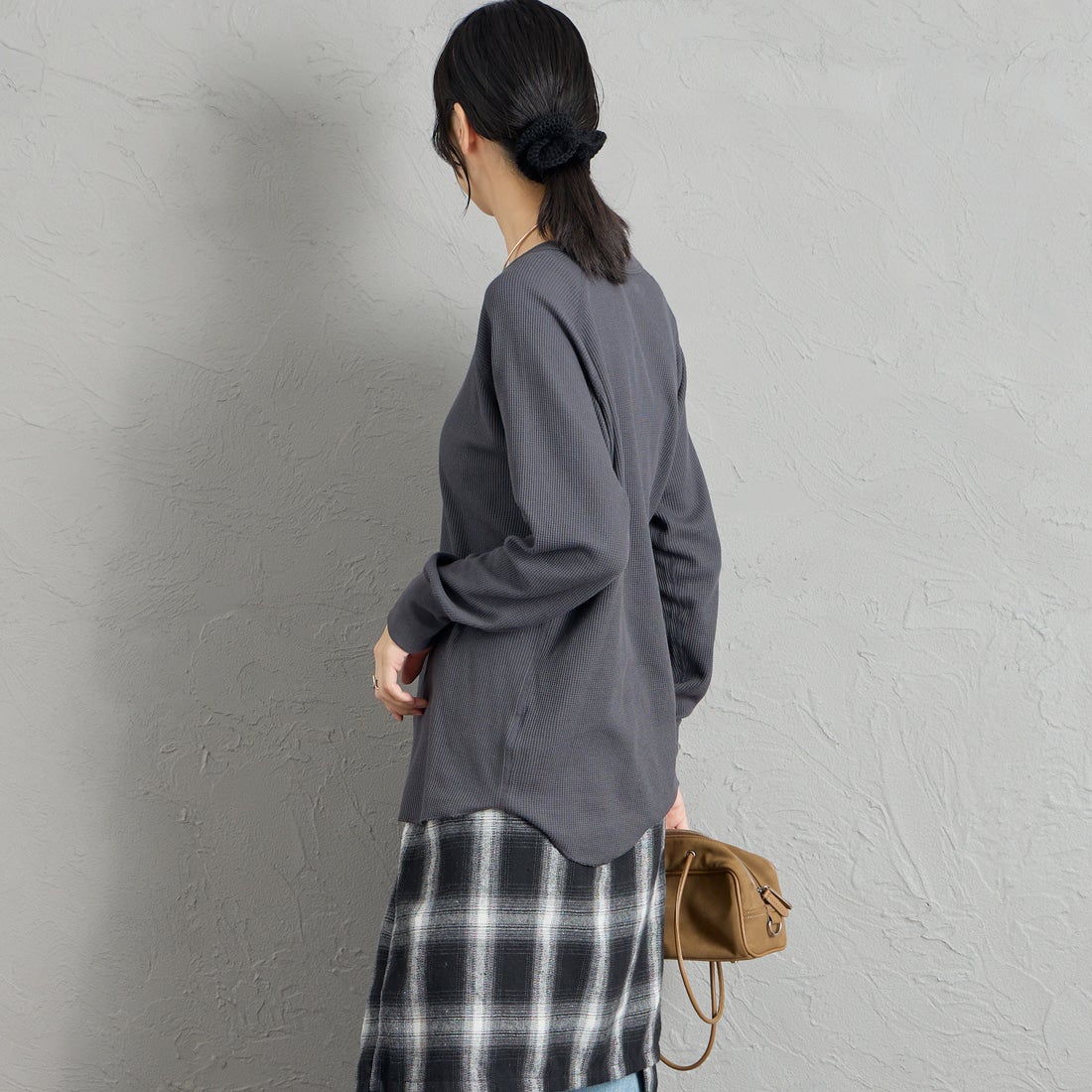 Hanes [ヘインズ] サーマル クルーネックロングスリーブカットソー [HW4-E101] 050 M.GRAY &&モデル身長：162cm 着用サイズ：M&&