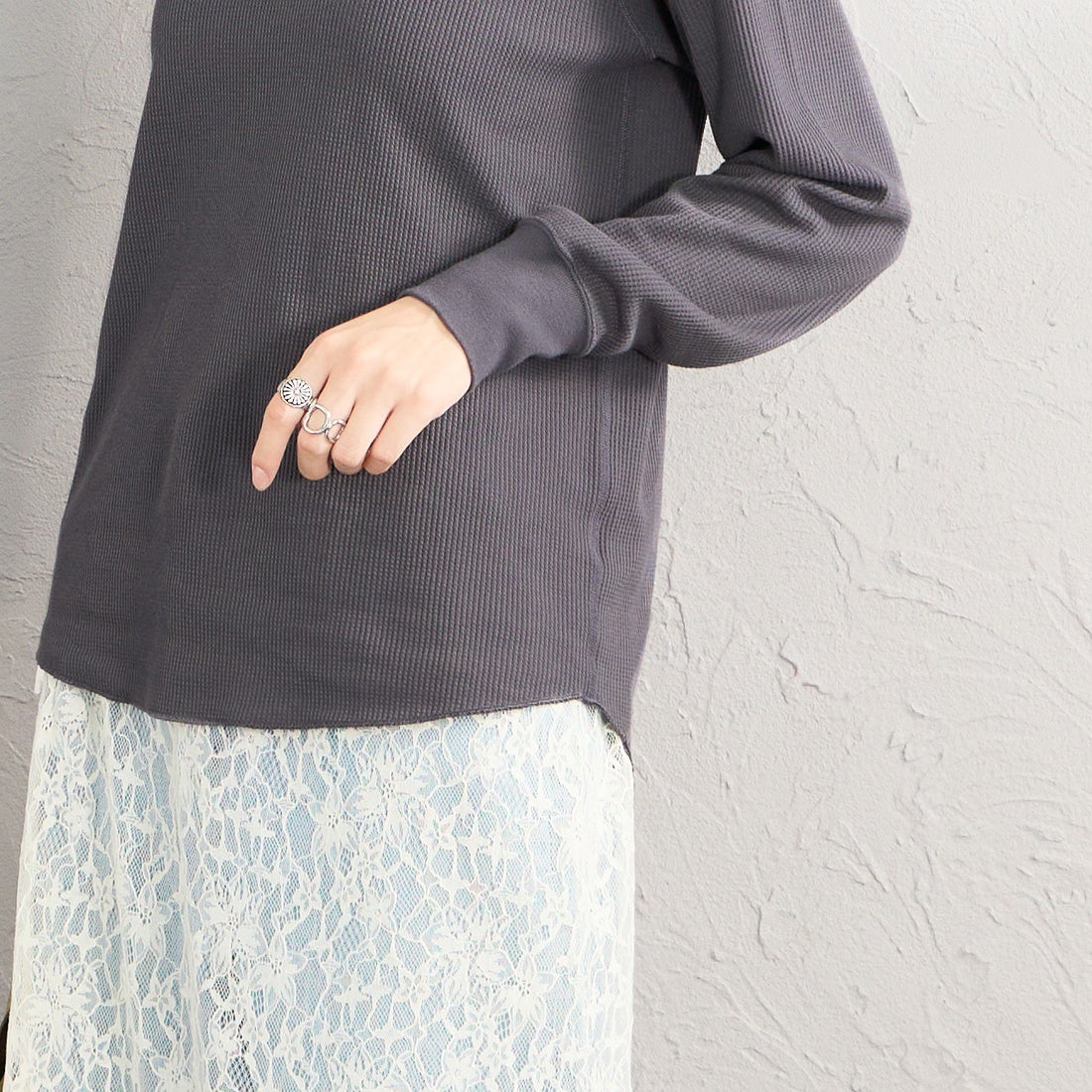 Hanes [ヘインズ] サーマル クルーネックロングスリーブカットソー [HW4-E101] 050 M.GRAY &&モデル身長：162cm 着用サイズ：M&&