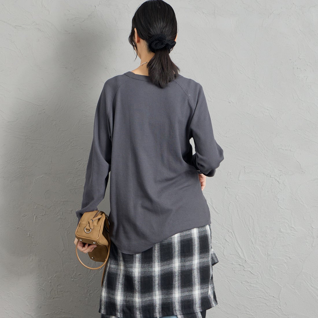 Hanes [ヘインズ] サーマル クルーネックロングスリーブカットソー [HW4-E101] 050 M.GRAY &&モデル身長：162cm 着用サイズ：M&&