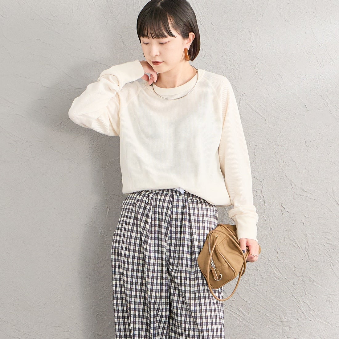 Hanes [ヘインズ] サーマル クルーネックロングスリーブカットソー [HW4-E101] 020 OFF WH &&モデル身長：150cm 着用サイズ：M&&