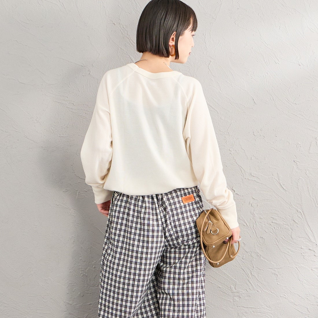 Hanes [ヘインズ] サーマル クルーネックロングスリーブカットソー [HW4-E101] 020 OFF WH &&モデル身長：150cm 着用サイズ：M&&