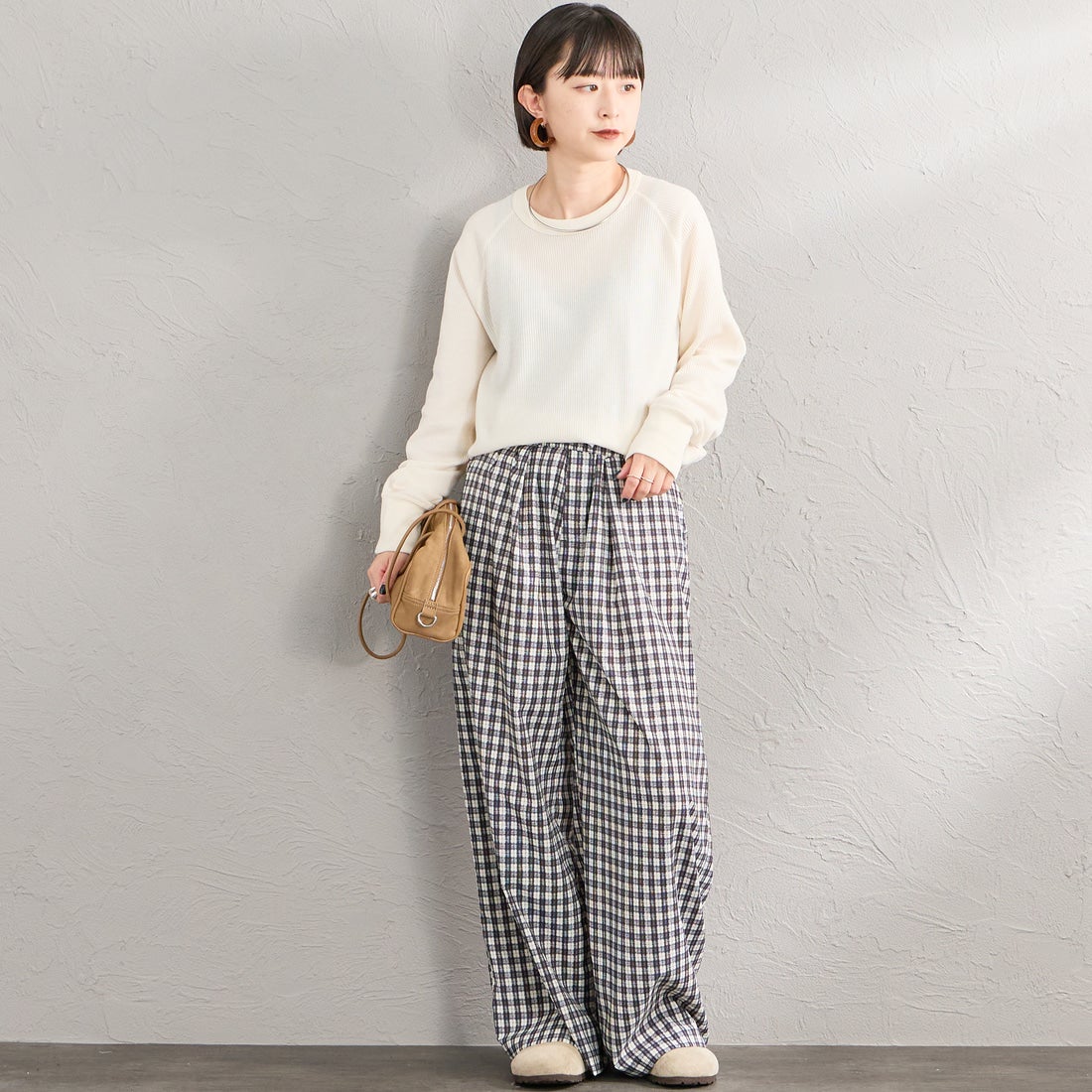 Hanes [ヘインズ] サーマル クルーネックロングスリーブカットソー [HW4-E101] 020 OFF WH &&モデル身長：150cm 着用サイズ：M&&