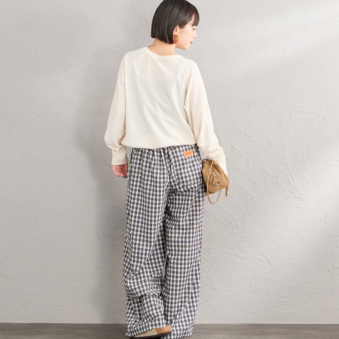 Hanes [ヘインズ] サーマル クルーネックロングスリーブカットソー [HW4-E101] 020 OFF WH &&モデル身長：150cm 着用サイズ：M&&