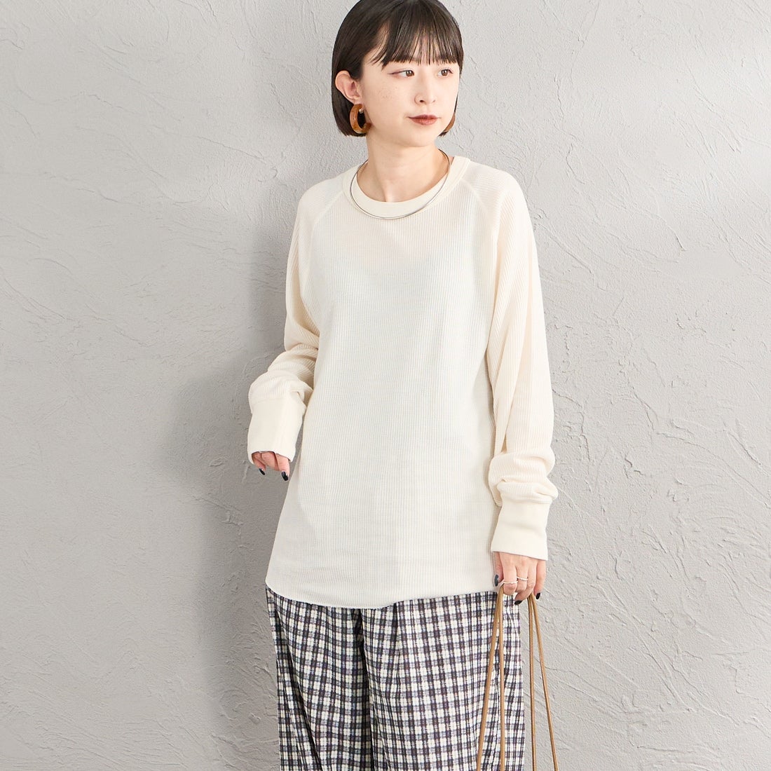 Hanes [ヘインズ] サーマル クルーネックロングスリーブカットソー [HW4-E101] 020 OFF WH &&モデル身長：150cm 着用サイズ：M&&