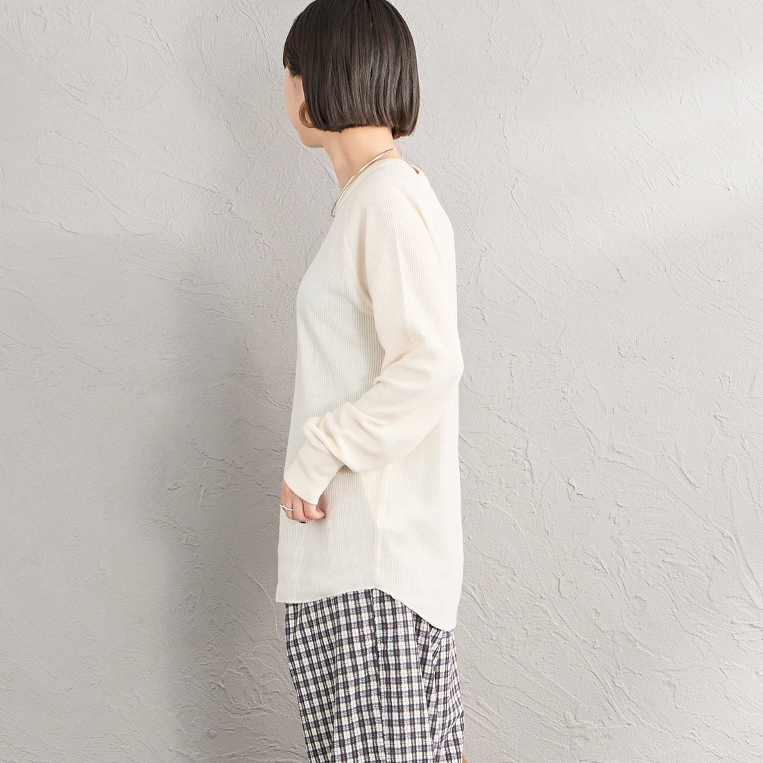 Hanes [ヘインズ] サーマル クルーネックロングスリーブカットソー [HW4-E101] 020 OFF WH &&モデル身長：150cm 着用サイズ：M&&