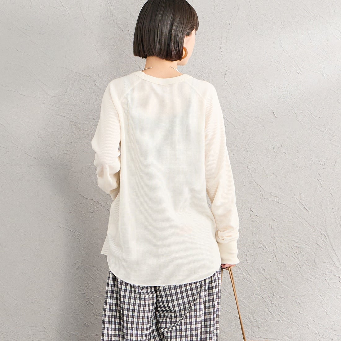 Hanes [ヘインズ] サーマル クルーネックロングスリーブカットソー [HW4-E101] 020 OFF WH &&モデル身長：150cm 着用サイズ：M&&