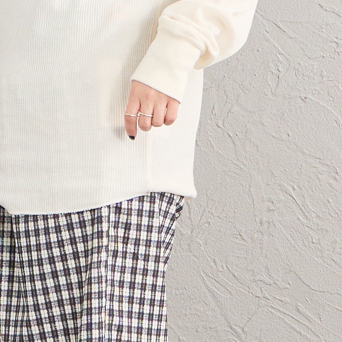 Hanes [ヘインズ] サーマル クルーネックロングスリーブカットソー [HW4-E101] 020 OFF WH &&モデル身長：150cm 着用サイズ：M&&