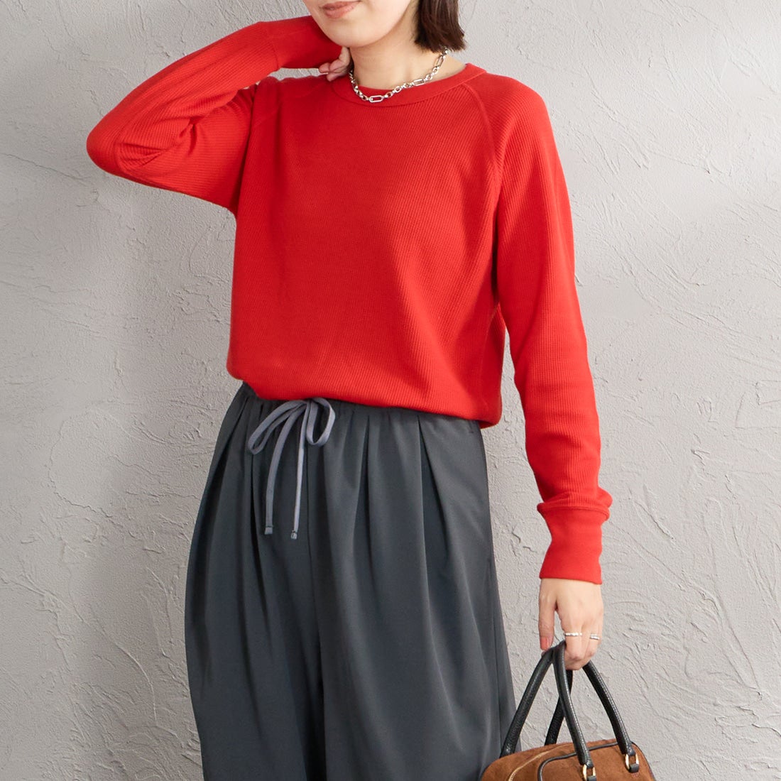 Hanes [ヘインズ] サーマル クルーネックロングスリーブカットソー [HW4-E101] 940 RED &&モデル身長：160cm 着用サイズ：M&&