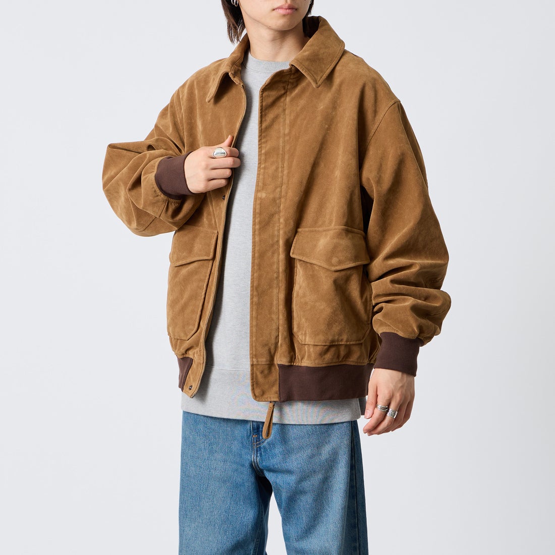 ARMY TWILL SANFORIZED [アーミーツイル サンフォライズド] 別注 ヴィーガンレザー A-2フライトジャケット [AM-2654502-INT-JF] BEG SUEDE &&モデル身長：177cm 着用サイズ：L&&