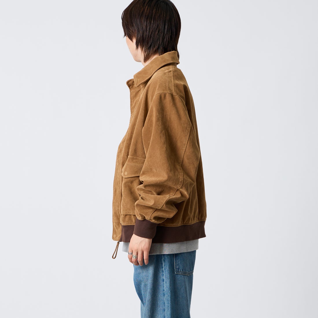 ARMY TWILL SANFORIZED [アーミーツイル サンフォライズド] 別注 ヴィーガンレザー A-2フライトジャケット [AM-2654502-INT-JF] BEG SUEDE &&モデル身長：177cm 着用サイズ：L&&