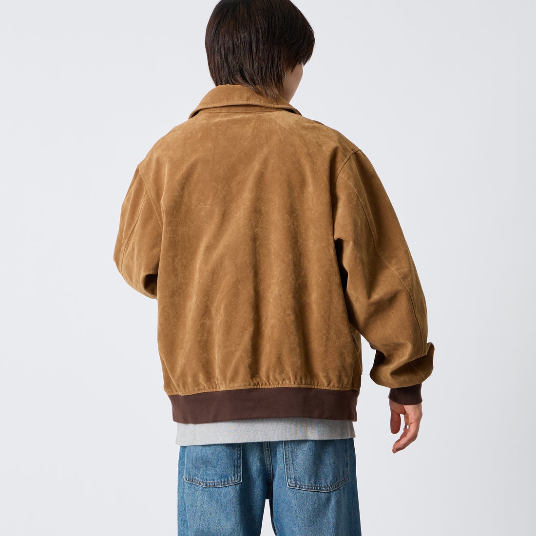 ARMY TWILL SANFORIZED [アーミーツイル サンフォライズド] 別注 ヴィーガンレザー A-2フライトジャケット [AM-2654502-INT-JF] BEG SUEDE &&モデル身長：177cm 着用サイズ：L&&