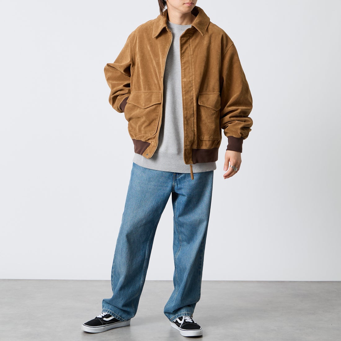 ARMY TWILL SANFORIZED [アーミーツイル サンフォライズド] 別注 ヴィーガンレザー A-2フライトジャケット [AM-2654502-INT-JF] BEG SUEDE &&モデル身長：177cm 着用サイズ：L&&
