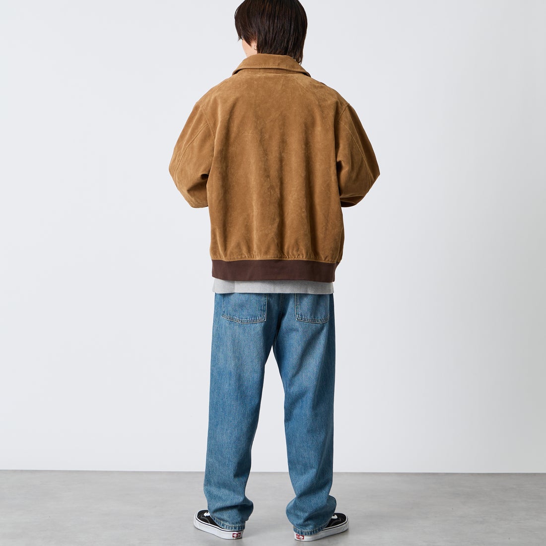 ARMY TWILL SANFORIZED [アーミーツイル サンフォライズド] 別注 ヴィーガンレザー A-2フライトジャケット [AM-2654502-INT-JF] BEG SUEDE &&モデル身長：177cm 着用サイズ：L&&