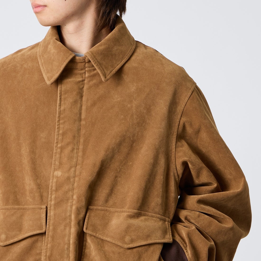 ARMY TWILL SANFORIZED [アーミーツイル サンフォライズド] 別注 ヴィーガンレザー A-2フライトジャケット [AM-2654502-INT-JF] BEG SUEDE &&モデル身長：177cm 着用サイズ：L&&