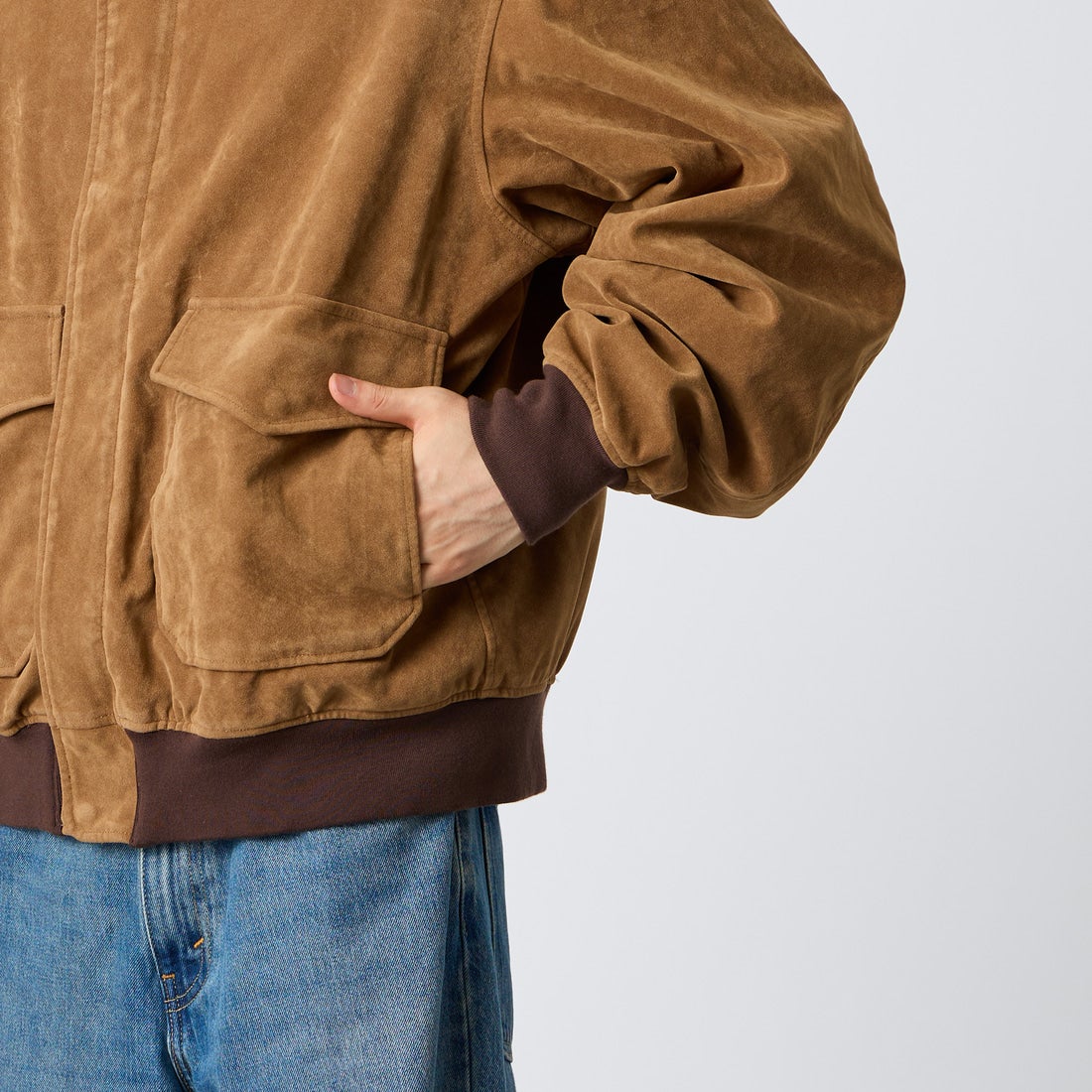 ARMY TWILL SANFORIZED [アーミーツイル サンフォライズド] 別注 ヴィーガンレザー A-2フライトジャケット [AM-2654502-INT-JF] BEG SUEDE &&モデル身長：177cm 着用サイズ：L&&
