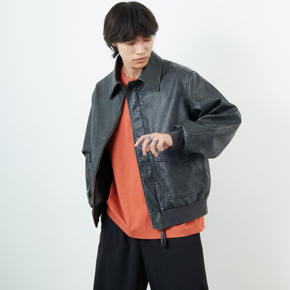 ARMY TWILL SANFORIZED [アーミーツイル サンフォライズド] 別注 ヴィーガンレザー A-2フライトジャケット [AM-2654502-INT-JF] BLACK &&モデル身長：179cm 着用サイズ：L&&