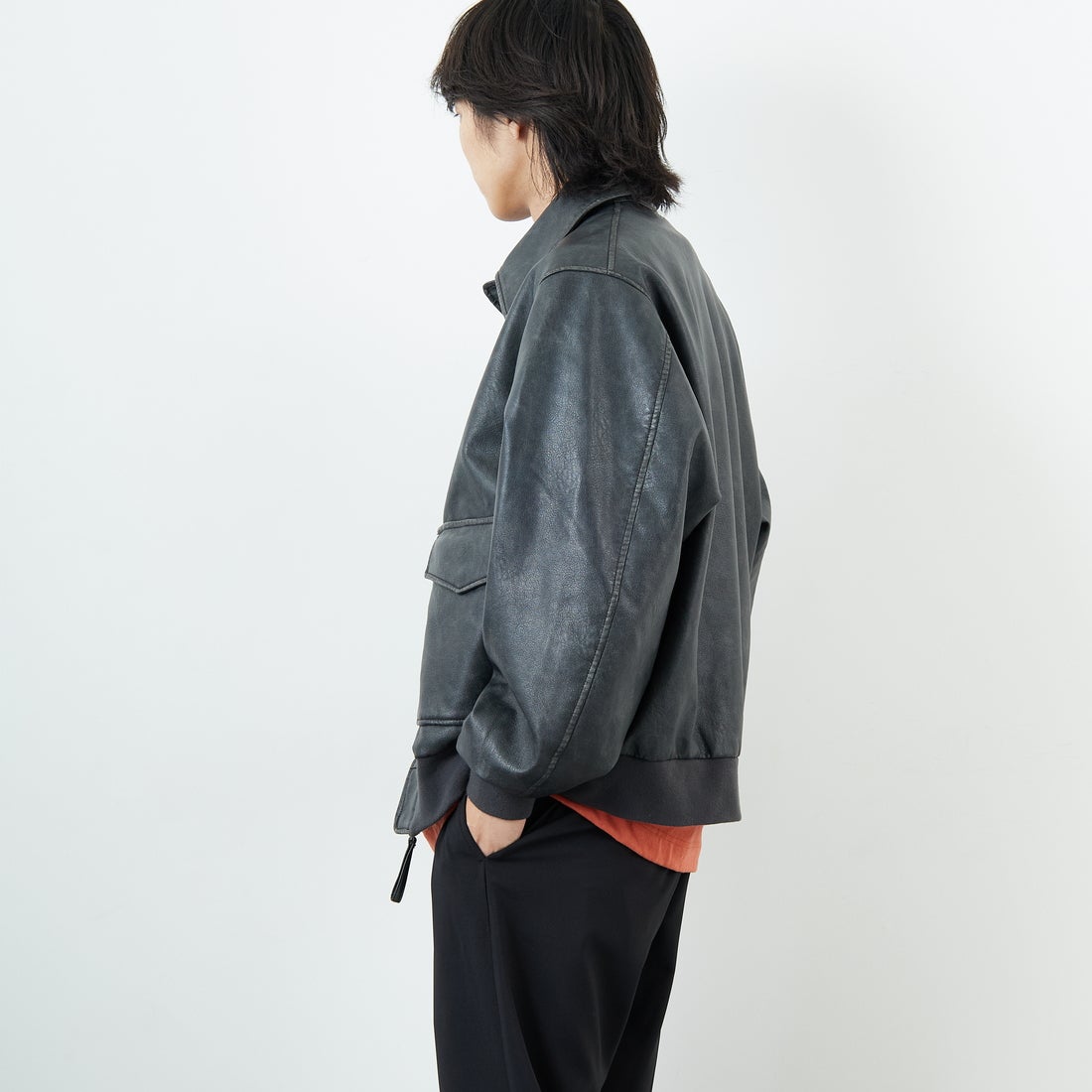 ARMY TWILL SANFORIZED [アーミーツイル サンフォライズド] 別注 ヴィーガンレザー A-2フライトジャケット [AM-2654502-INT-JF] BLACK &&モデル身長：179cm 着用サイズ：L&&