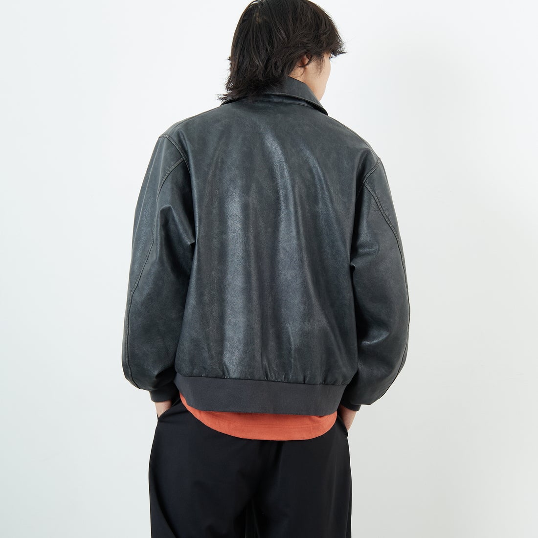 ARMY TWILL SANFORIZED [アーミーツイル サンフォライズド] 別注 ヴィーガンレザー A-2フライトジャケット [AM-2654502-INT-JF] BLACK &&モデル身長：179cm 着用サイズ：L&&