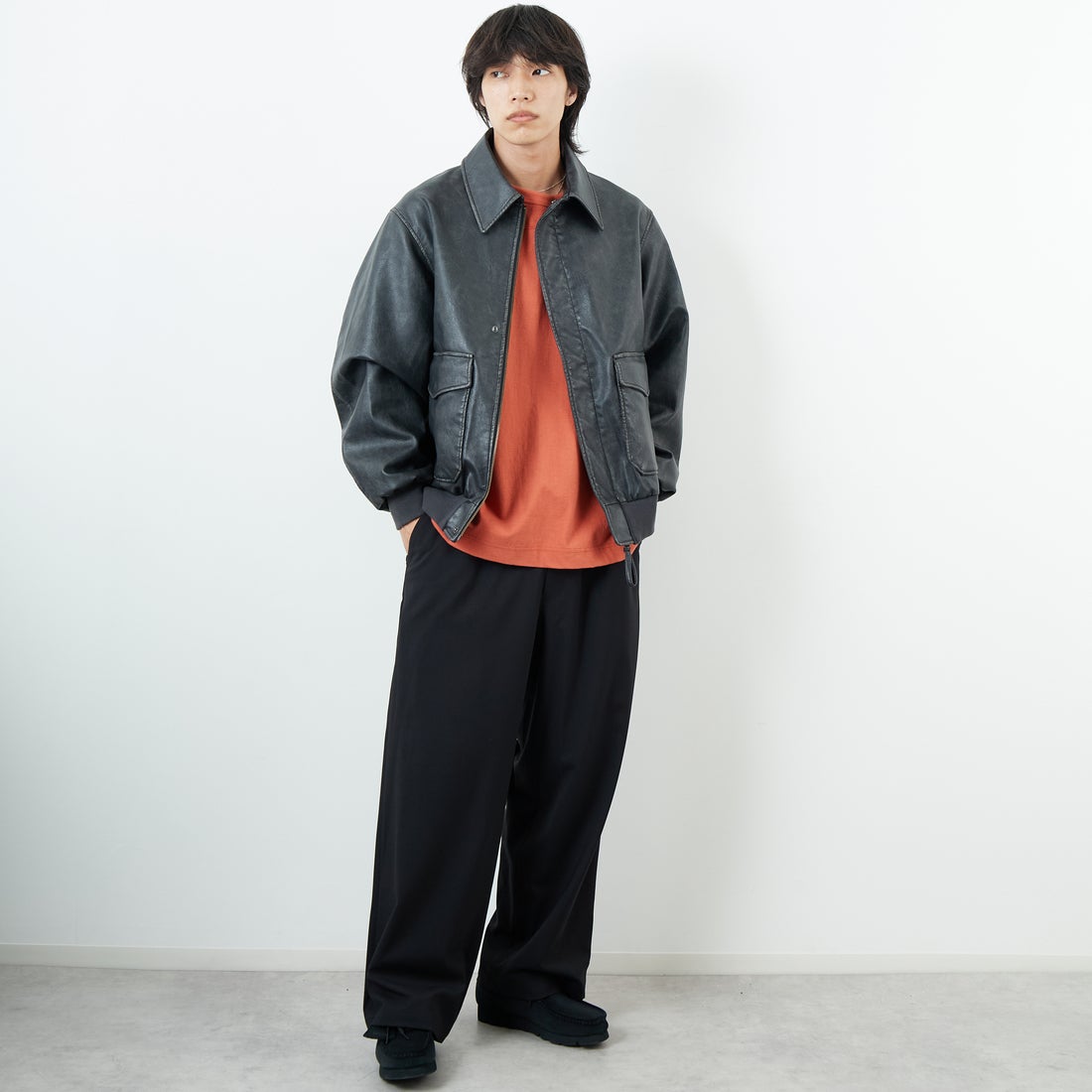 ARMY TWILL SANFORIZED [アーミーツイル サンフォライズド] 別注 ヴィーガンレザー A-2フライトジャケット [AM-2654502-INT-JF] BLACK &&モデル身長：179cm 着用サイズ：L&&