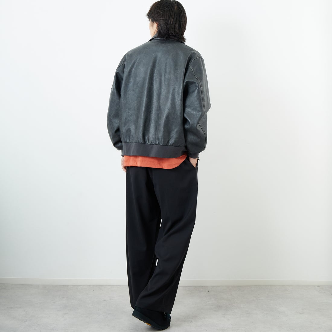 ARMY TWILL SANFORIZED [アーミーツイル サンフォライズド] 別注 ヴィーガンレザー A-2フライトジャケット [AM-2654502-INT-JF] BLACK &&モデル身長：179cm 着用サイズ：L&&