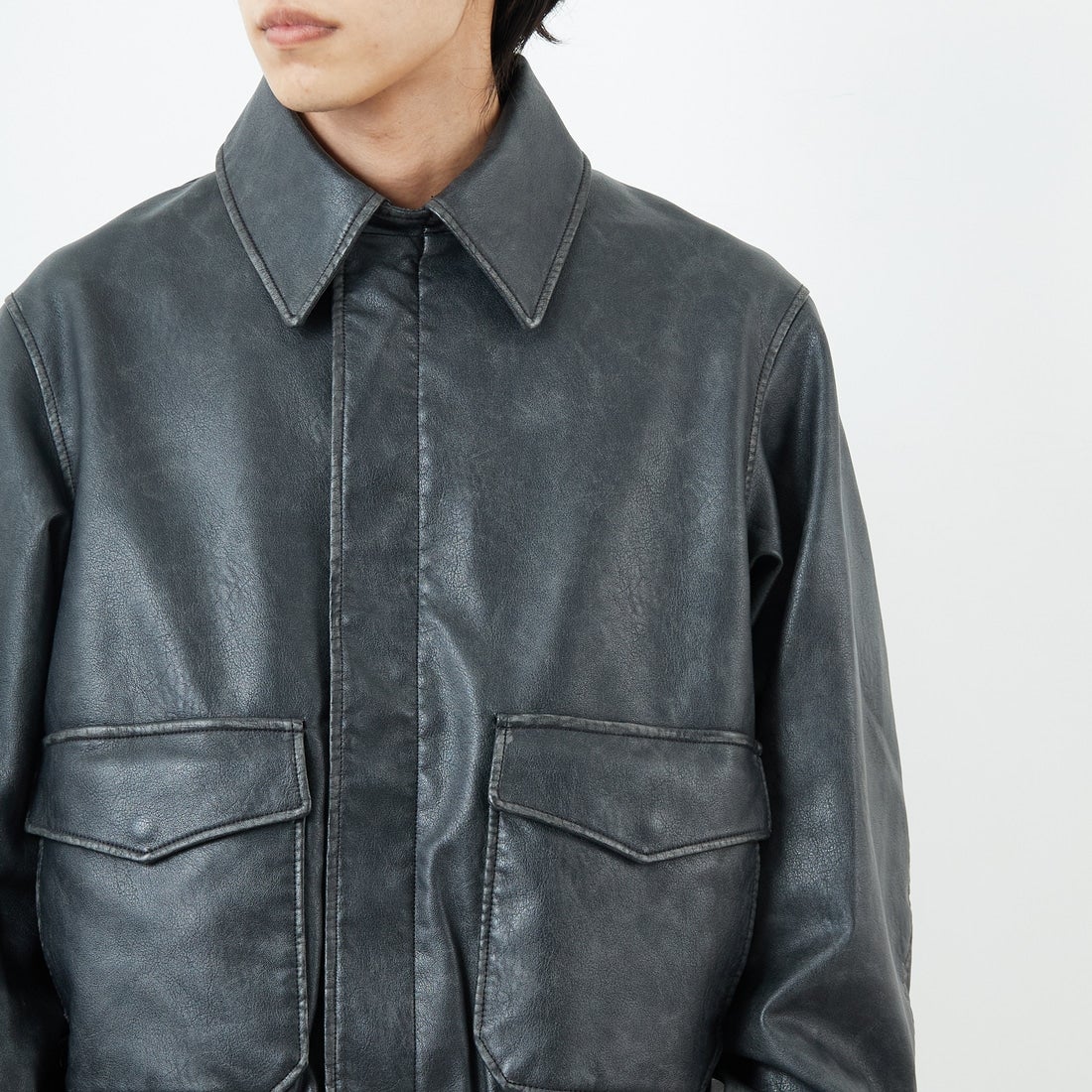 ARMY TWILL SANFORIZED [アーミーツイル サンフォライズド] 別注 ヴィーガンレザー A-2フライトジャケット [AM-2654502-INT-JF] BLACK &&モデル身長：179cm 着用サイズ：L&&