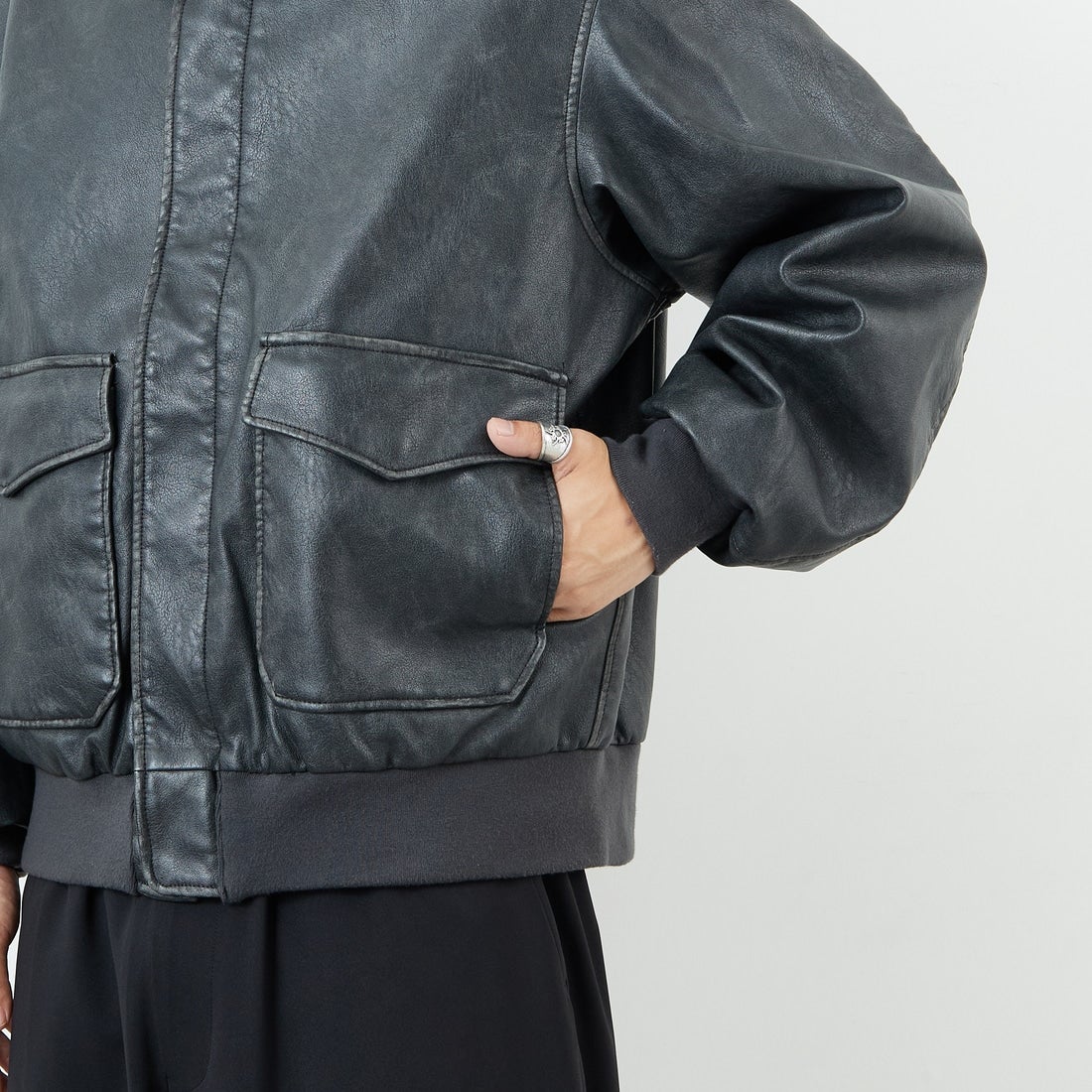 ARMY TWILL SANFORIZED [アーミーツイル サンフォライズド] 別注 ヴィーガンレザー A-2フライトジャケット [AM-2654502-INT-JF] BLACK &&モデル身長：179cm 着用サイズ：L&&