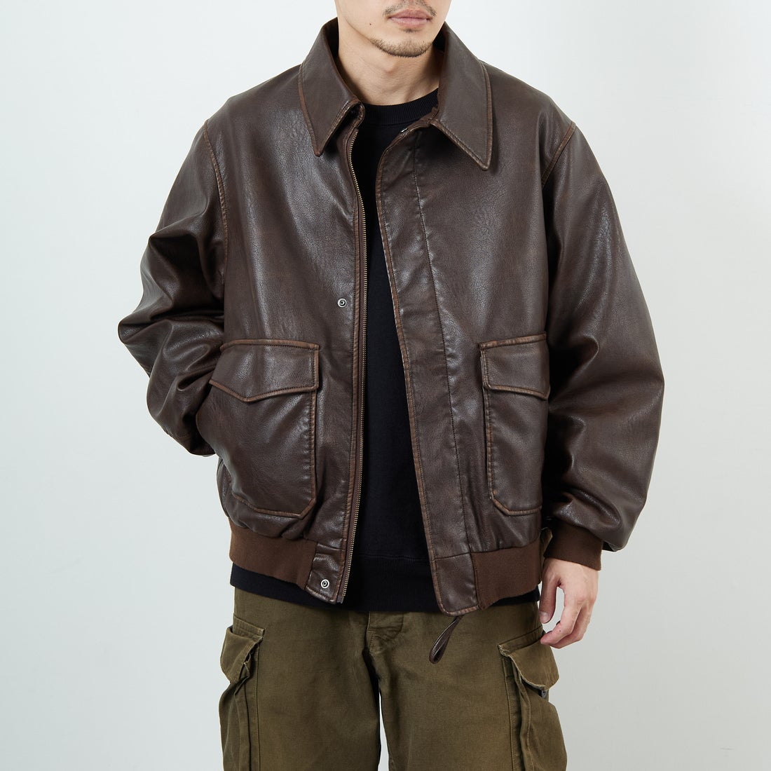 ARMY TWILL SANFORIZED [アーミーツイル サンフォライズド] 別注 ヴィーガンレザー A-2フライトジャケット [AM-2654502-INT-JF] BROWN &&モデル身長：168cm 着用サイズ：L&&