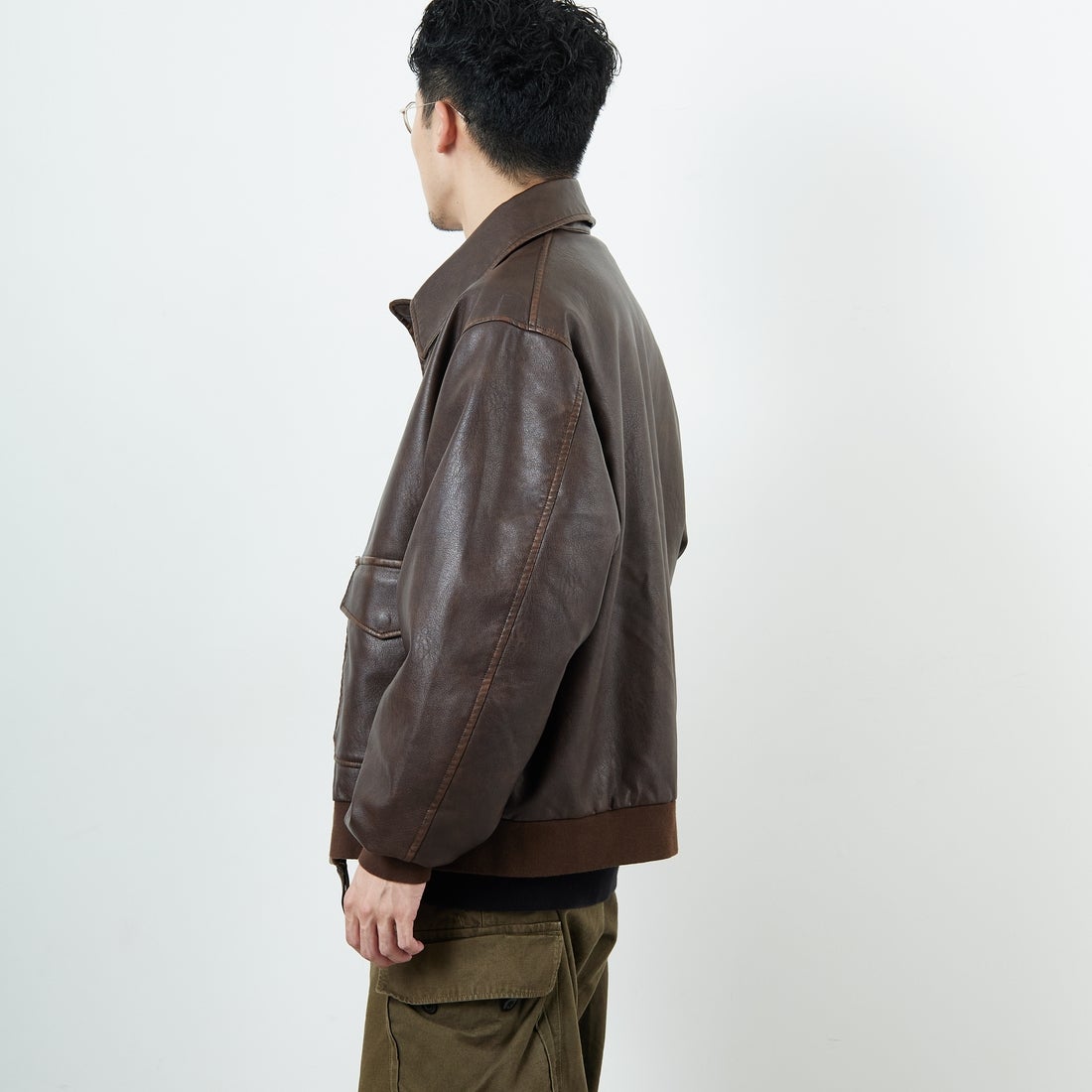 ARMY TWILL SANFORIZED [アーミーツイル サンフォライズド] 別注 ヴィーガンレザー A-2フライトジャケット [AM-2654502-INT-JF] BROWN &&モデル身長：168cm 着用サイズ：L&&