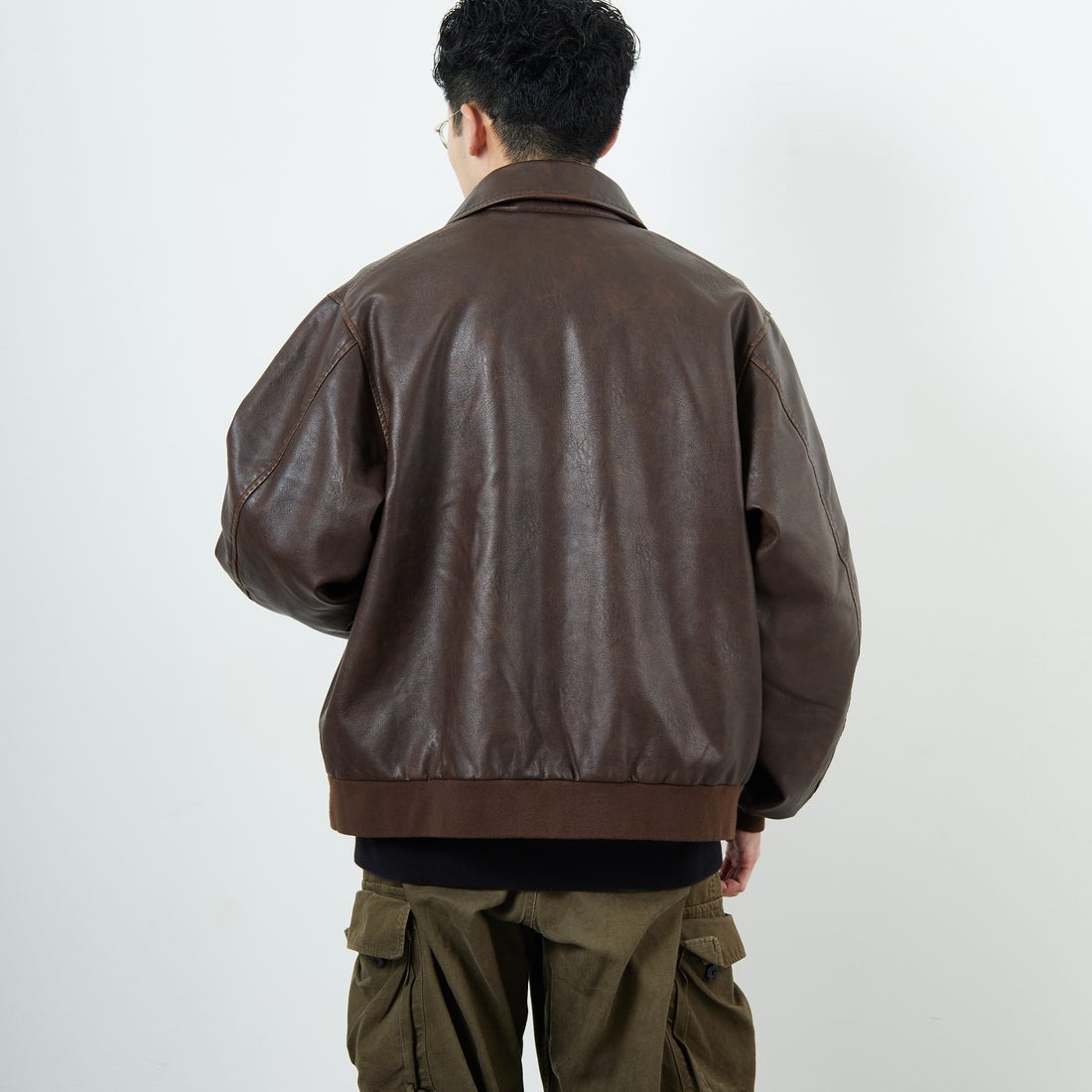 ARMY TWILL SANFORIZED [アーミーツイル サンフォライズド] 別注 ヴィーガンレザー A-2フライトジャケット [AM-2654502-INT-JF] BROWN &&モデル身長：168cm 着用サイズ：L&&