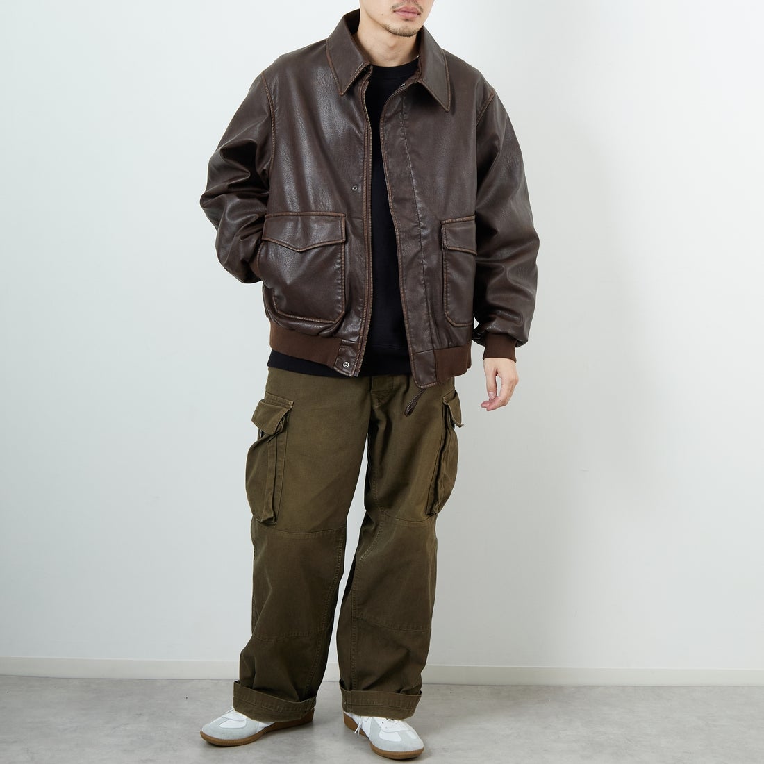 ARMY TWILL SANFORIZED [アーミーツイル サンフォライズド] 別注 ヴィーガンレザー A-2フライトジャケット [AM-2654502-INT-JF] BROWN &&モデル身長：168cm 着用サイズ：L&&