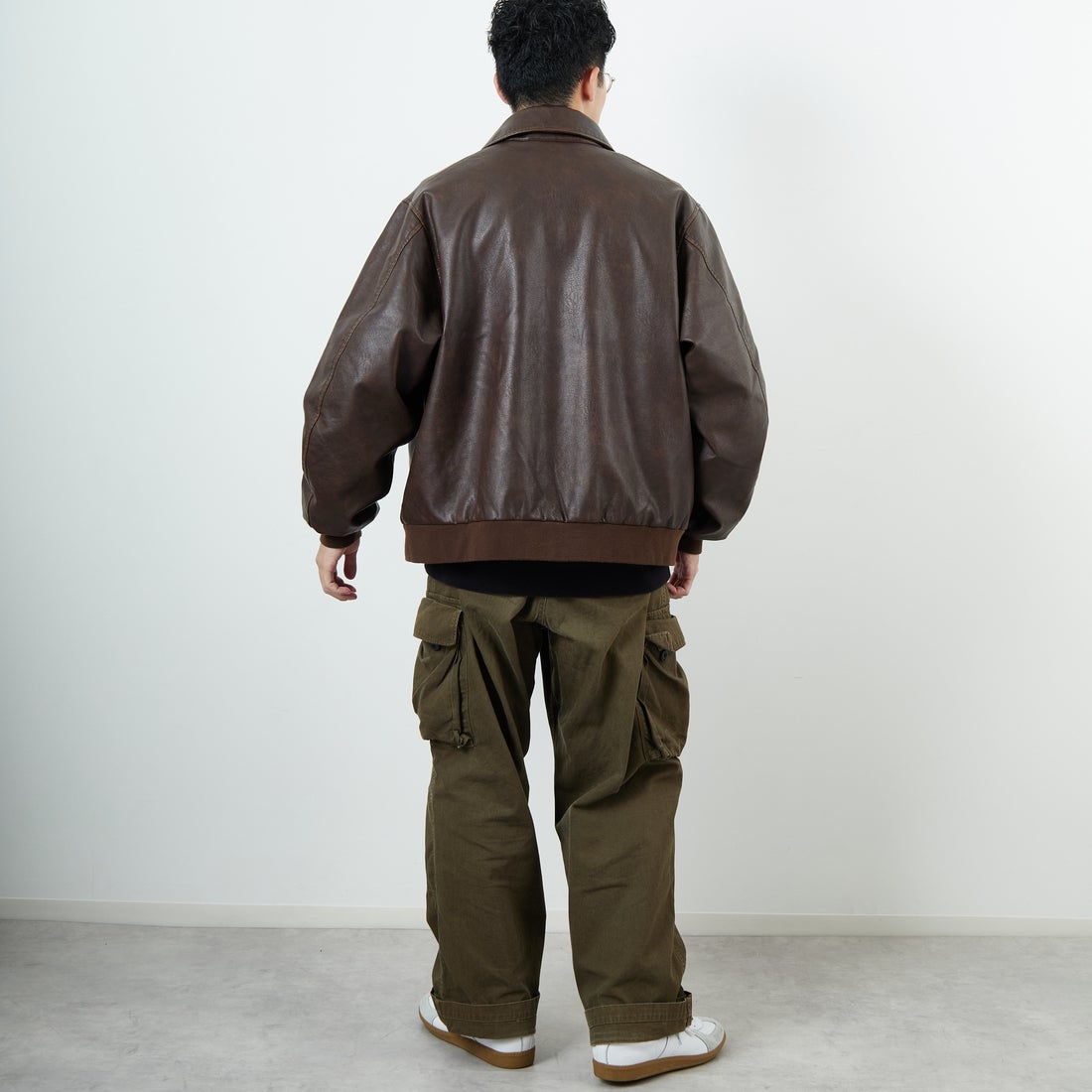 ARMY TWILL SANFORIZED [アーミーツイル サンフォライズド] 別注 ヴィーガンレザー A-2フライトジャケット [AM-2654502-INT-JF] BROWN &&モデル身長：168cm 着用サイズ：L&&
