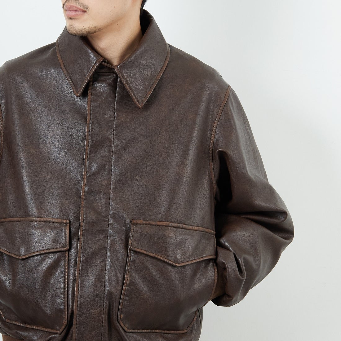 ARMY TWILL SANFORIZED [アーミーツイル サンフォライズド] 別注 ヴィーガンレザー A-2フライトジャケット [AM-2654502-INT-JF] BROWN &&モデル身長：168cm 着用サイズ：L&&