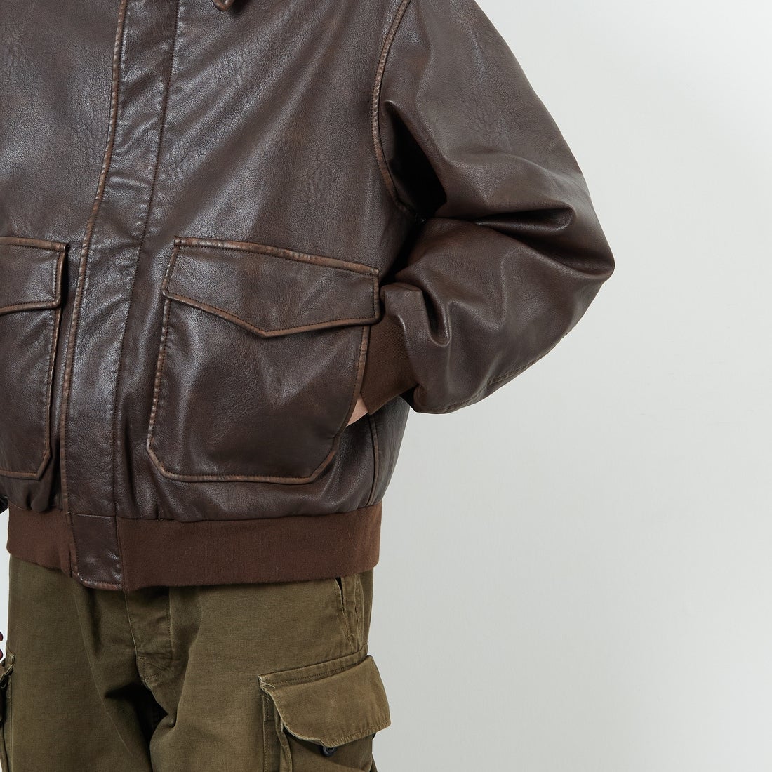 ARMY TWILL SANFORIZED [アーミーツイル サンフォライズド] 別注 ヴィーガンレザー A-2フライトジャケット [AM-2654502-INT-JF] BROWN &&モデル身長：168cm 着用サイズ：L&&