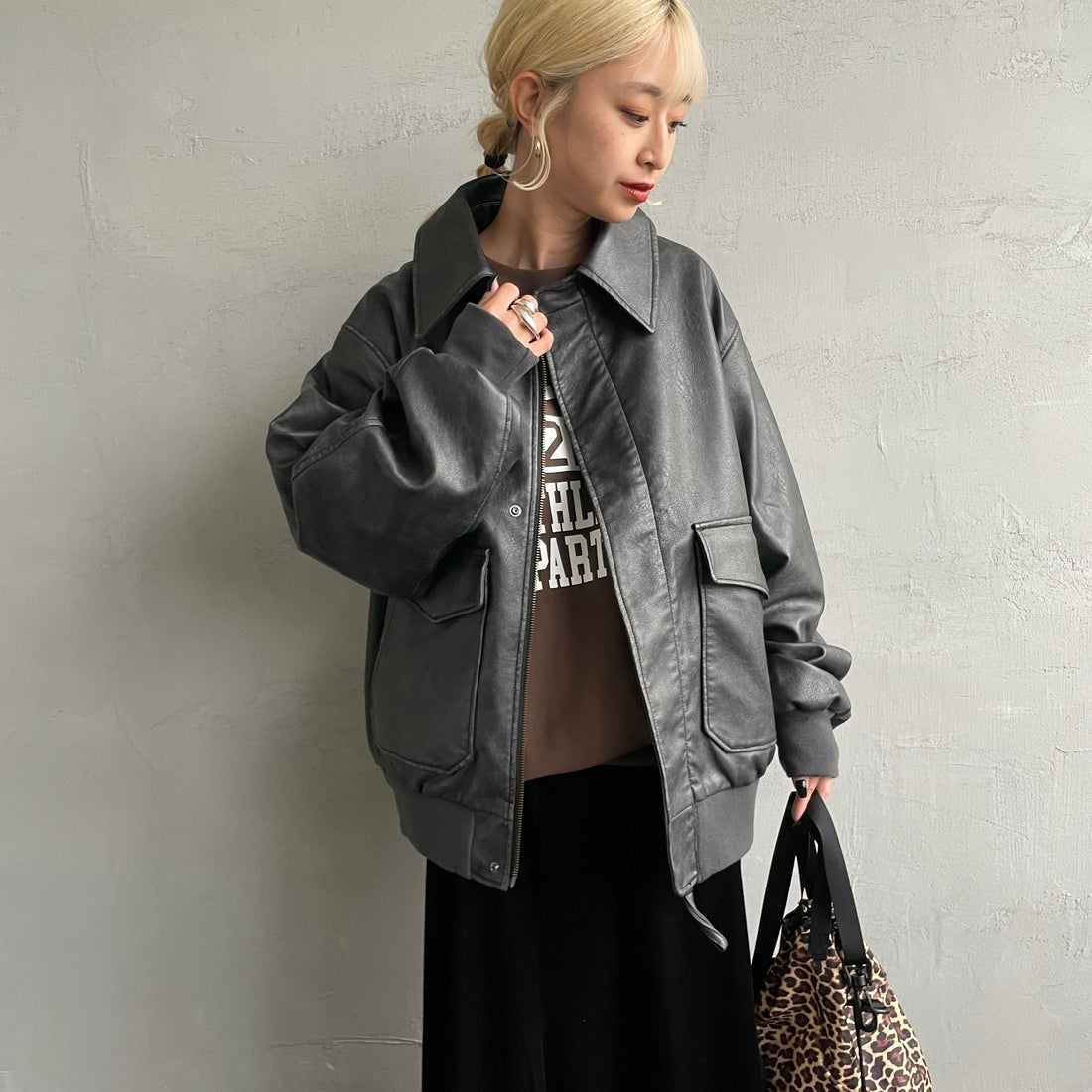 ARMY TWILL SANFORIZED [アーミーツイル サンフォライズド] 別注 ヴィーガンレザー A-2フライトジャケット [AM-2654502-INT-JF] BLACK &&モデル身長：150cm 着用サイズ：S&&