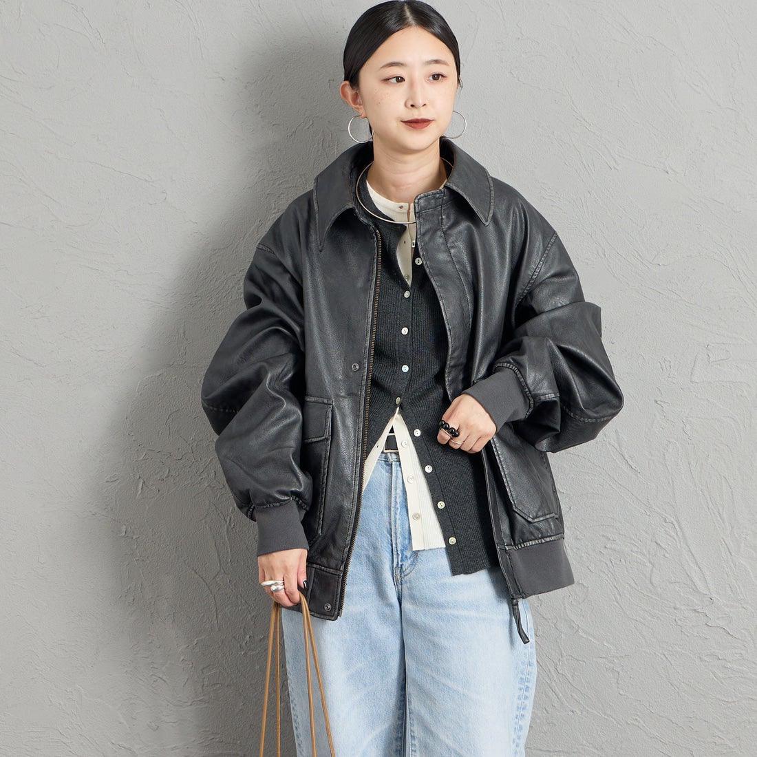 ARMY TWILL SANFORIZED [アーミーツイル サンフォライズド] 別注 ヴィーガンレザー A-2フライトジャケット [AM-2654502-INT-JF] BLACK &&モデル身長：150cm 着用サイズ：S&&
