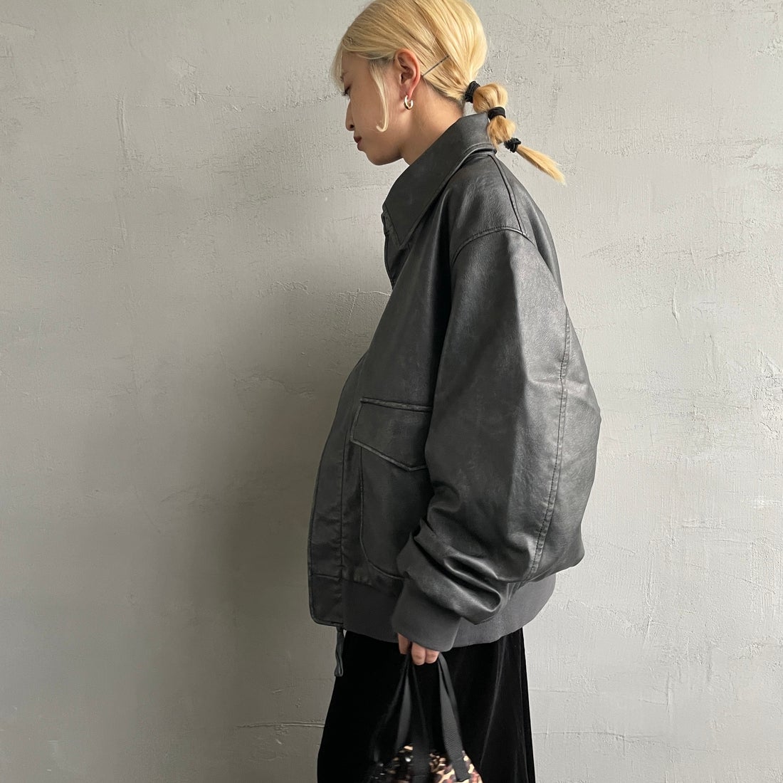 ARMY TWILL SANFORIZED [アーミーツイル サンフォライズド] 別注 ヴィーガンレザー A-2フライトジャケット [AM-2654502-INT-JF] BLACK &&モデル身長：150cm 着用サイズ：S&&