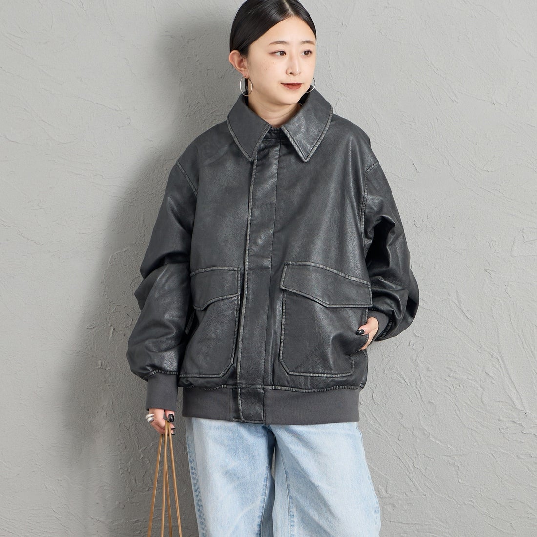 ARMY TWILL SANFORIZED [アーミーツイル サンフォライズド] 別注 ヴィーガンレザー A-2フライトジャケット [AM-2654502-INT-JF] BLACK &&モデル身長：150cm 着用サイズ：S&&