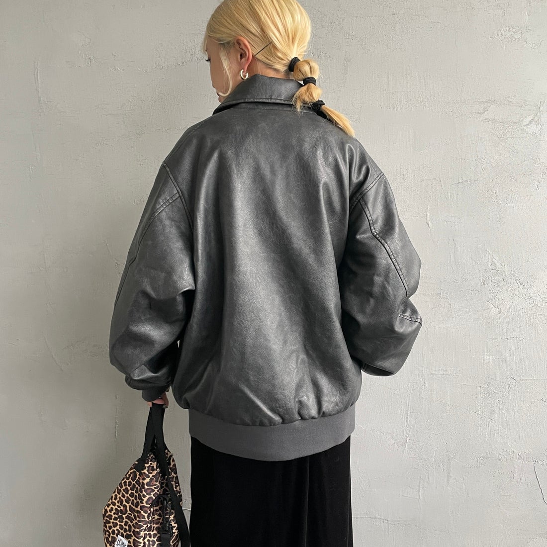 ARMY TWILL SANFORIZED [アーミーツイル サンフォライズド] 別注 ヴィーガンレザー A-2フライトジャケット [AM-2654502-INT-JF] BLACK &&モデル身長：150cm 着用サイズ：S&&