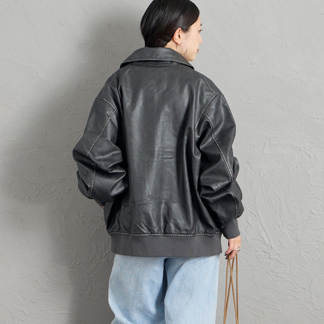 ARMY TWILL SANFORIZED [アーミーツイル サンフォライズド] 別注 ヴィーガンレザー A-2フライトジャケット [AM-2654502-INT-JF] BLACK &&モデル身長：150cm 着用サイズ：S&&
