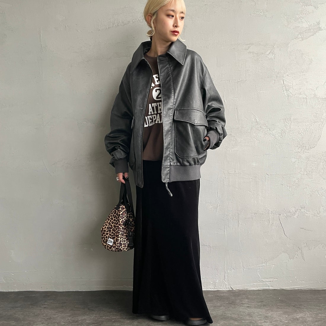 ARMY TWILL SANFORIZED [アーミーツイル サンフォライズド] 別注 ヴィーガンレザー A-2フライトジャケット [AM-2654502-INT-JF] BLACK &&モデル身長：150cm 着用サイズ：S&&