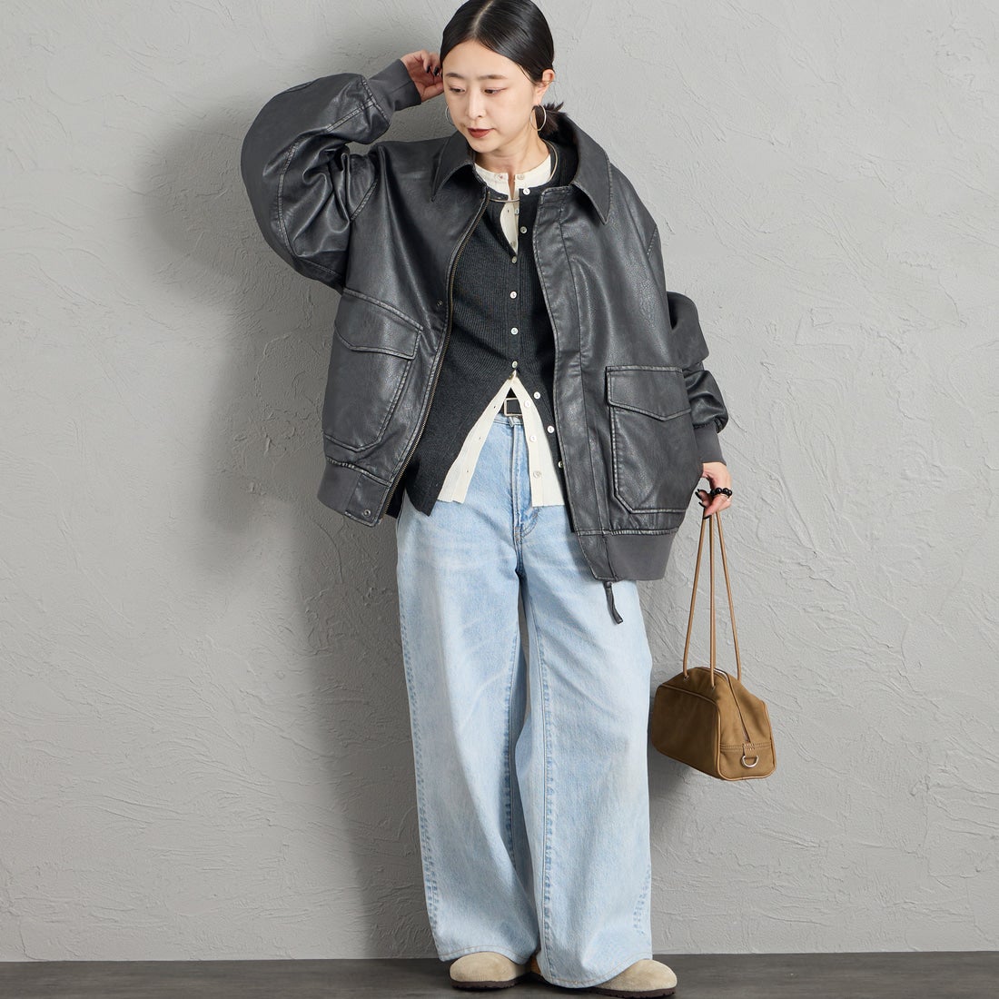 ARMY TWILL SANFORIZED [アーミーツイル サンフォライズド] 別注 ヴィーガンレザー A-2フライトジャケット [AM-2654502-INT-JF] BLACK &&モデル身長：150cm 着用サイズ：S&&
