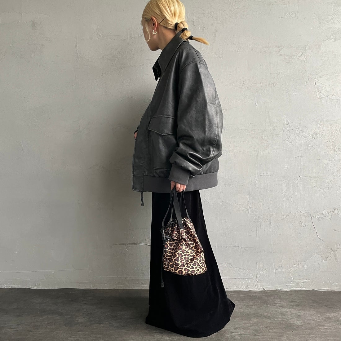 ARMY TWILL SANFORIZED [アーミーツイル サンフォライズド] 別注 ヴィーガンレザー A-2フライトジャケット [AM-2654502-INT-JF] BLACK &&モデル身長：150cm 着用サイズ：S&&