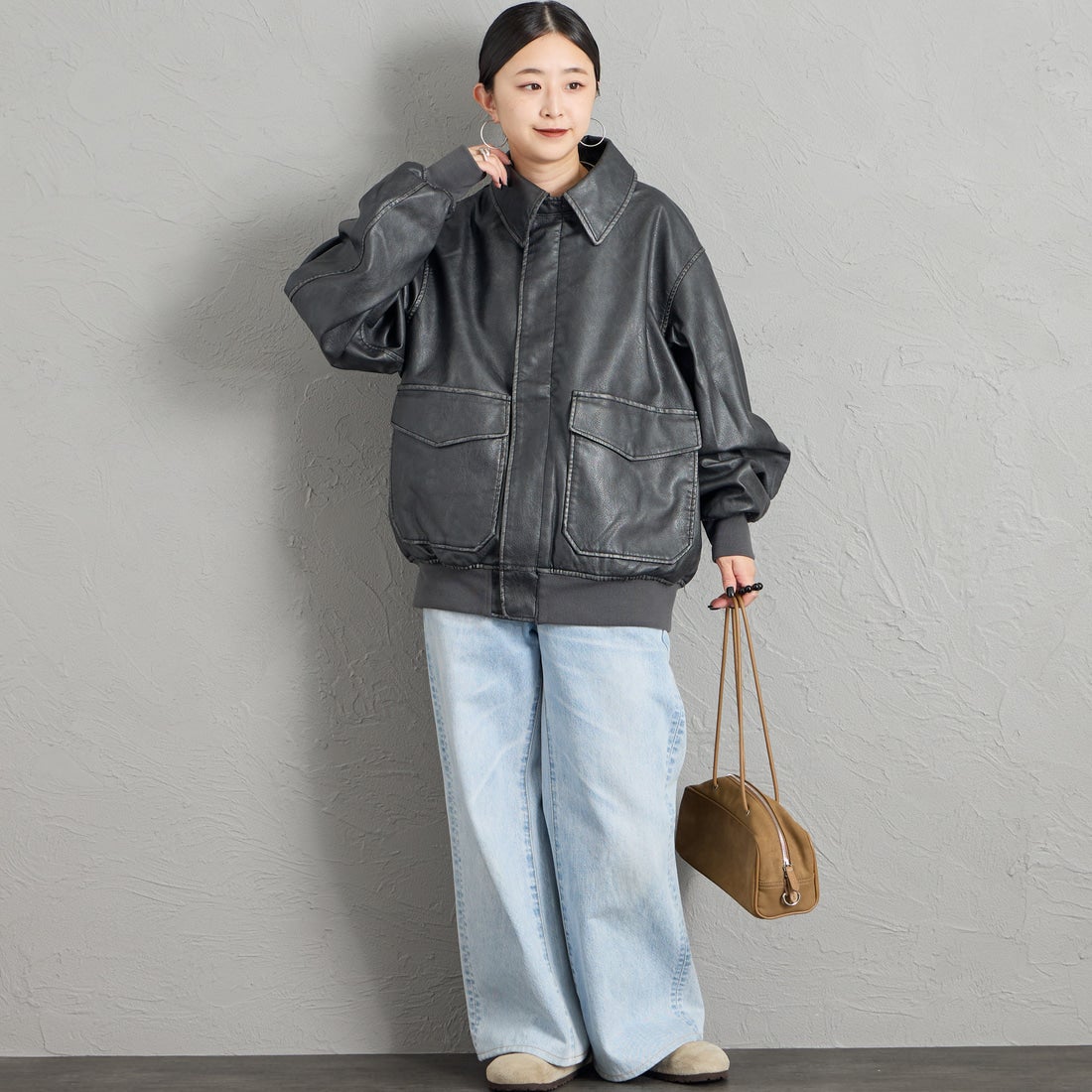 ARMY TWILL SANFORIZED [アーミーツイル サンフォライズド] 別注 ヴィーガンレザー A-2フライトジャケット [AM-2654502-INT-JF] BLACK &&モデル身長：150cm 着用サイズ：S&&