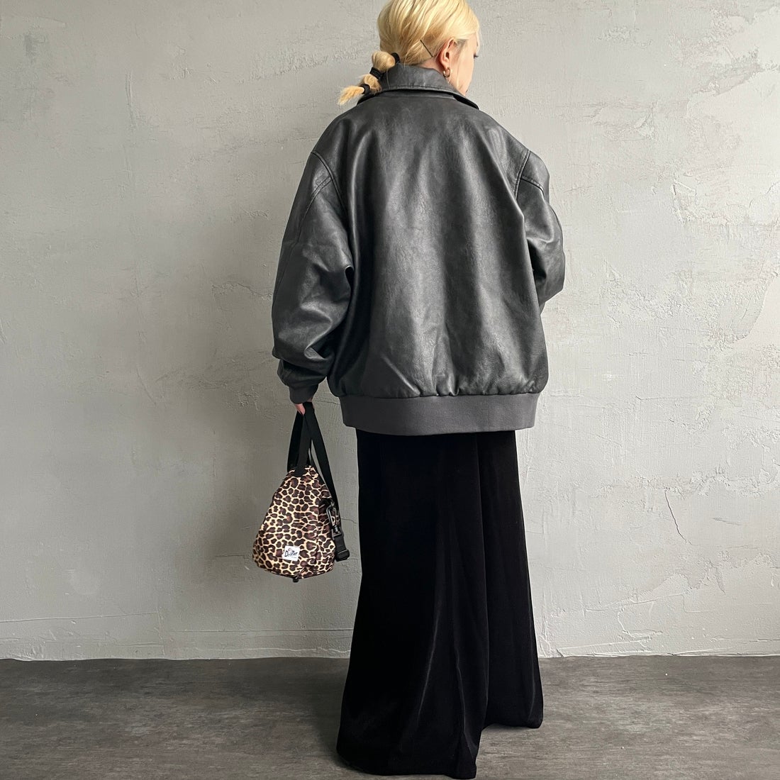 ARMY TWILL SANFORIZED [アーミーツイル サンフォライズド] 別注 ヴィーガンレザー A-2フライトジャケット [AM-2654502-INT-JF] BLACK &&モデル身長：150cm 着用サイズ：S&&