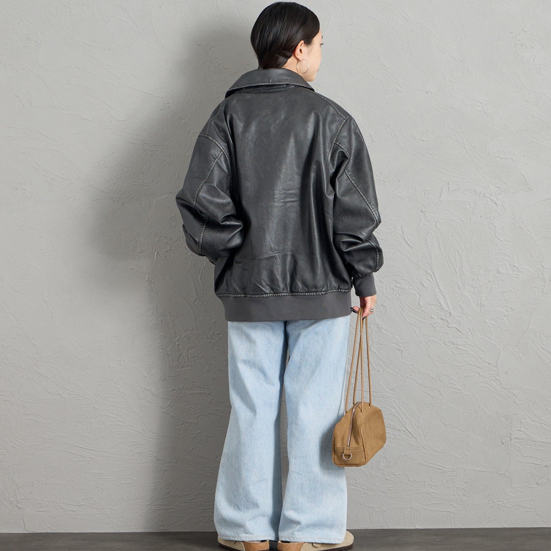 ARMY TWILL SANFORIZED [アーミーツイル サンフォライズド] 別注 ヴィーガンレザー A-2フライトジャケット [AM-2654502-INT-JF] BLACK &&モデル身長：150cm 着用サイズ：S&&