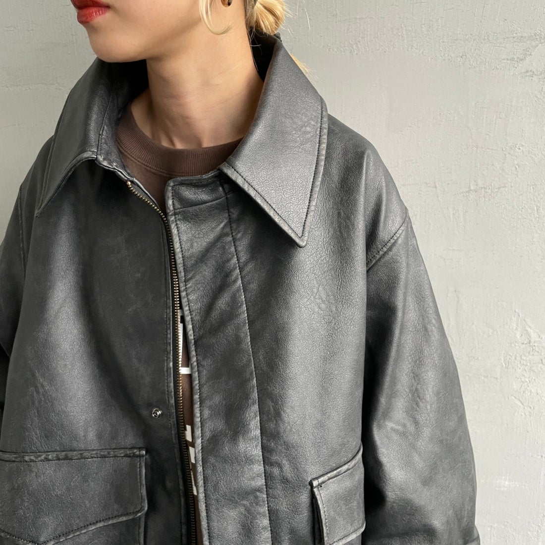 ARMY TWILL SANFORIZED [アーミーツイル サンフォライズド] 別注 ヴィーガンレザー A-2フライトジャケット [AM-2654502-INT-JF] BLACK &&モデル身長：150cm 着用サイズ：S&&