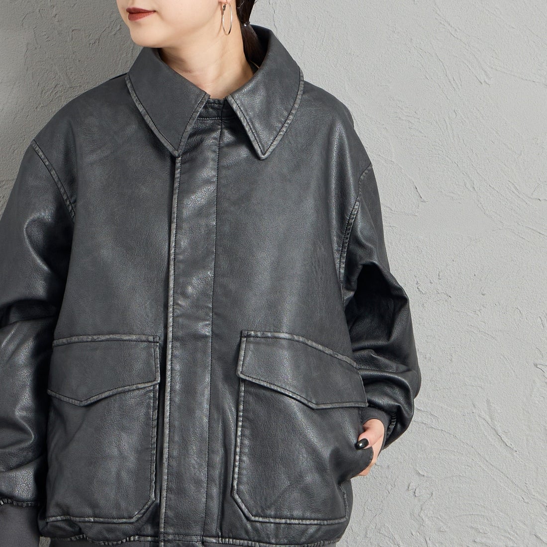 ARMY TWILL SANFORIZED [アーミーツイル サンフォライズド] 別注 ヴィーガンレザー A-2フライトジャケット [AM-2654502-INT-JF] BLACK &&モデル身長：150cm 着用サイズ：S&&