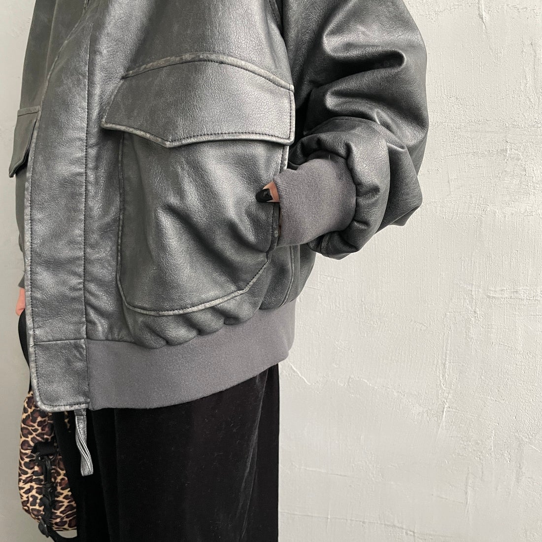 ARMY TWILL SANFORIZED [アーミーツイル サンフォライズド] 別注 ヴィーガンレザー A-2フライトジャケット [AM-2654502-INT-JF] BLACK &&モデル身長：150cm 着用サイズ：S&&