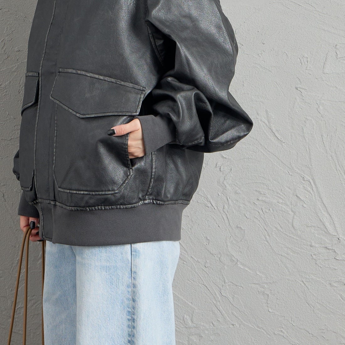 ARMY TWILL SANFORIZED [アーミーツイル サンフォライズド] 別注 ヴィーガンレザー A-2フライトジャケット [AM-2654502-INT-JF] BLACK &&モデル身長：150cm 着用サイズ：S&&