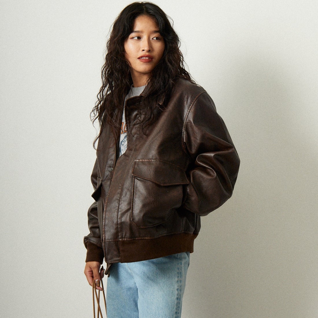 ARMY TWILL SANFORIZED [アーミーツイル サンフォライズド] 別注 ヴィーガンレザー A-2フライトジャケット [AM-2654502-INT-JF] BROWN &&モデル身長：162cm 着用サイズ：S&&